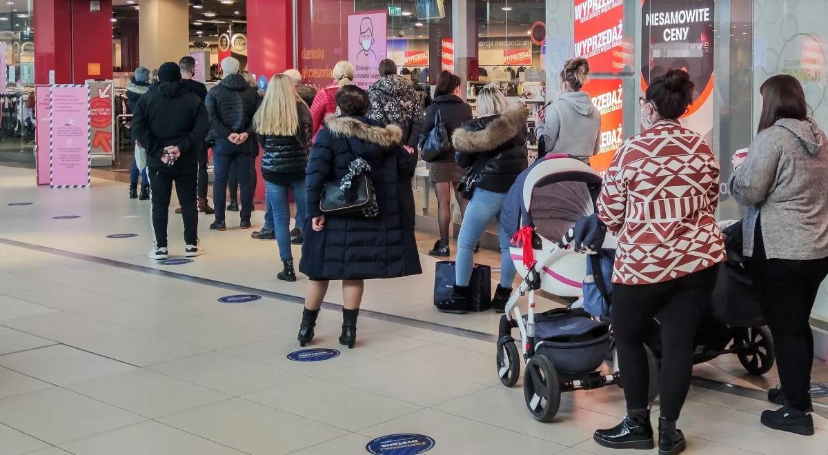 "Potem będą płakać, że znów jest zamknięcie". Prof. Gut o osobach lekceważących pandemię