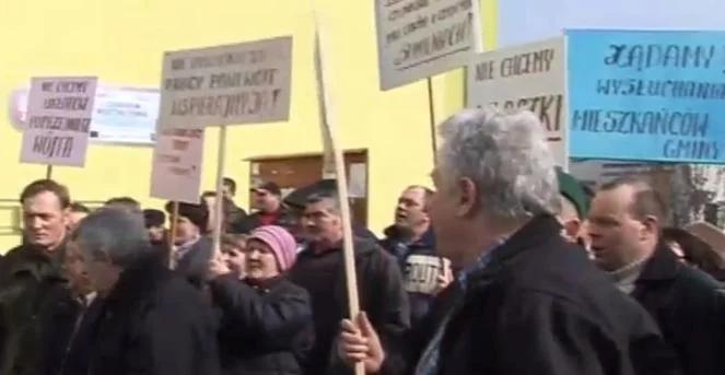 Mieszkańcy protestują. "Radny kupował głosy"