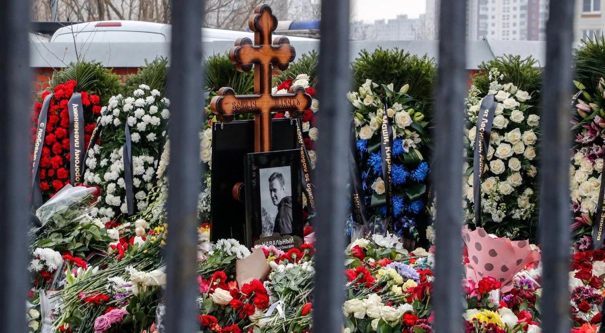 Rosjanie nie odpuszczają. Przybywa kwiatów na grobie Nawalnego