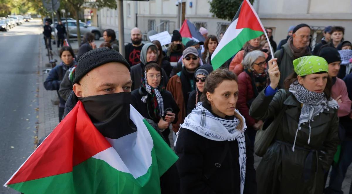 Protest pod ambasadą Izraela w Warszawie. Przepychanki z policją