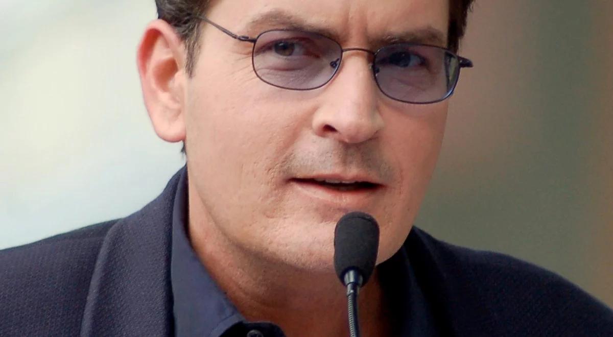 "Trzy litery, które ciężko zaakceptować". Charlie Sheen wyznaje: jestem zarażony wirusem HIV