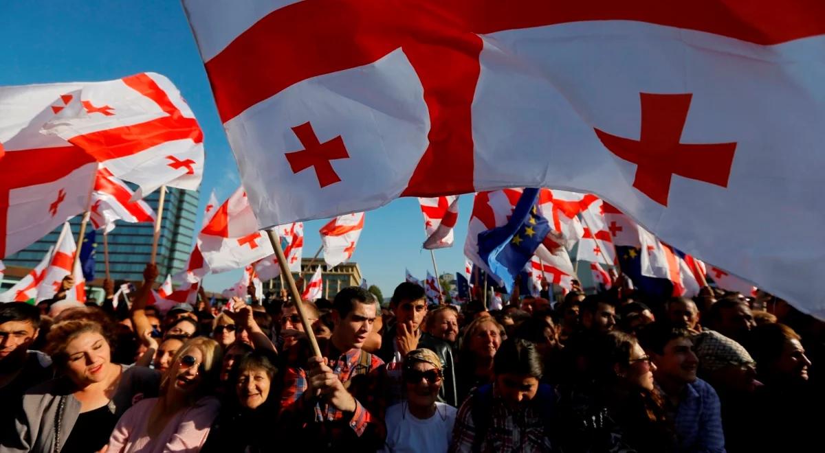 Gruzja: opozycja może wygrać wybory parlamentarne. Duża manifestacja w stolicy