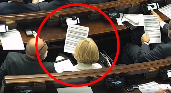Posłanki opozycji twierdzą, że zawiódł system głosowania. CIS odpowiada i przedstawia nagrania