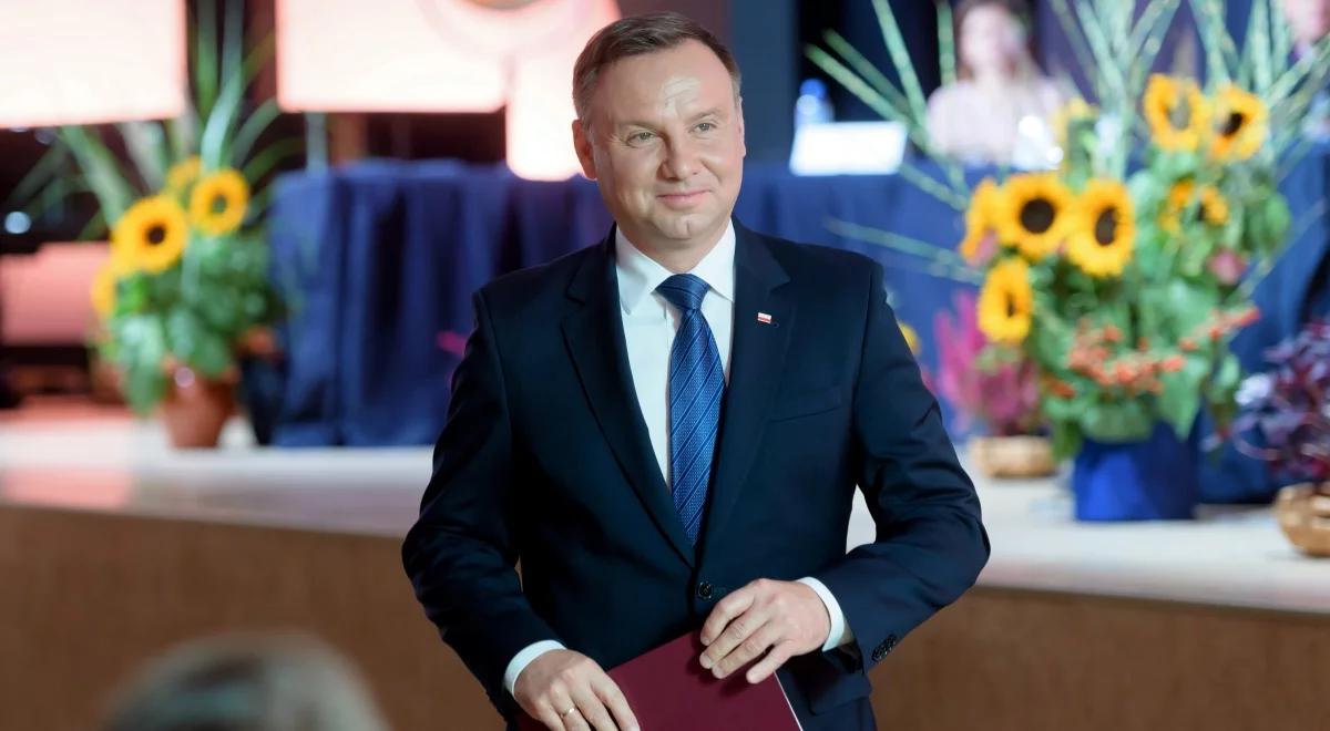 CBOS: 68 proc. Polaków ufa prezydentowi, 57 proc. premierowi. Schetyna z 45 proc. nieufności 