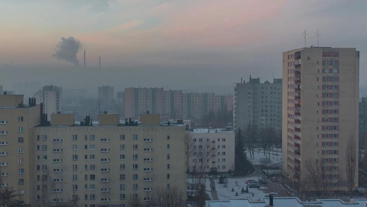 Alarm smogowy na Śląsku i we Wrocławiu. Lekarze apelują o pozostanie w domach