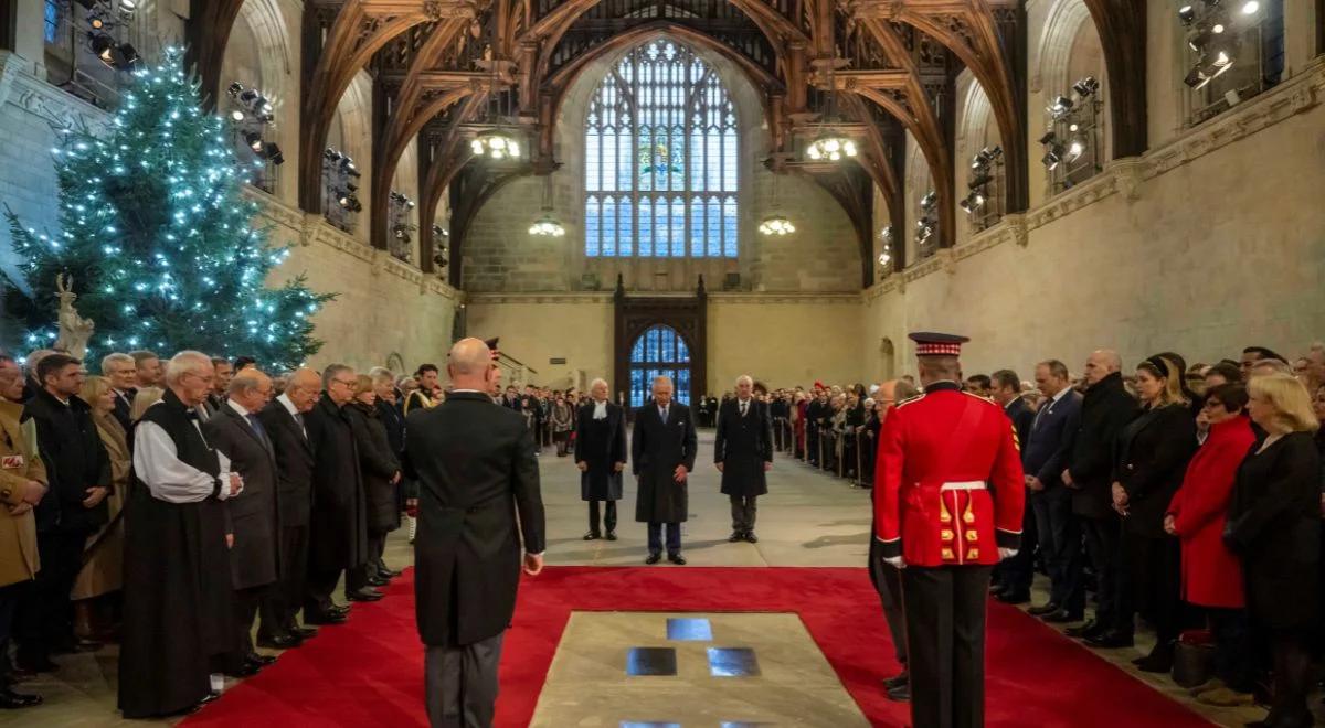 Przed pałacem westminsterskim zabłysnęły ozdobne latarnie z brązu. Król Karol oddał hołd swojej matce