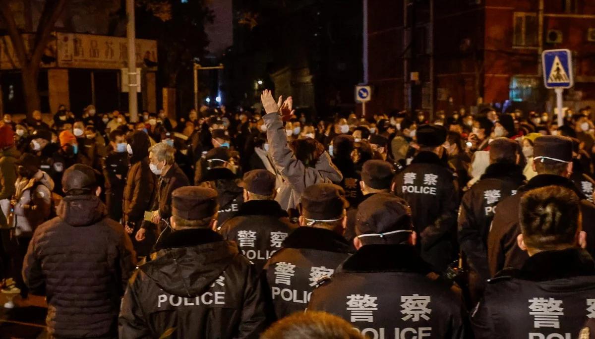 Masowe protesty w Chinach przeciwko restrykcjom covidowym. "Nie chcemy cesarzy!"