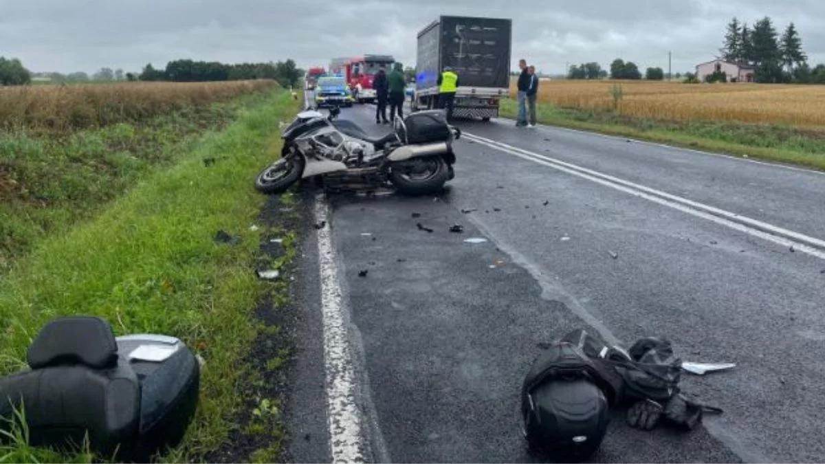 Groźny wypadek w Elzanowie. Motocyklista uderzył w busa