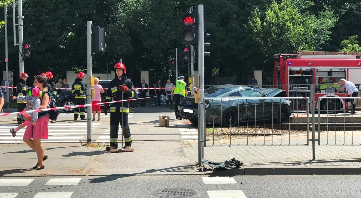 Warszawa: wypadek na Puławskiej. Auto wpadło na przystanek