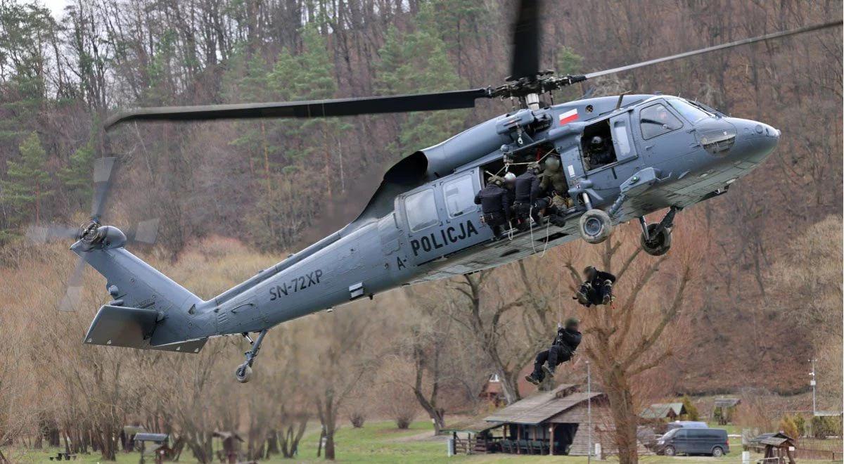 Polskie służby kilka dni ćwiczyły w Bieszczadach. Scenariusze z wykorzystaniem Black Hawka i psów bojowych