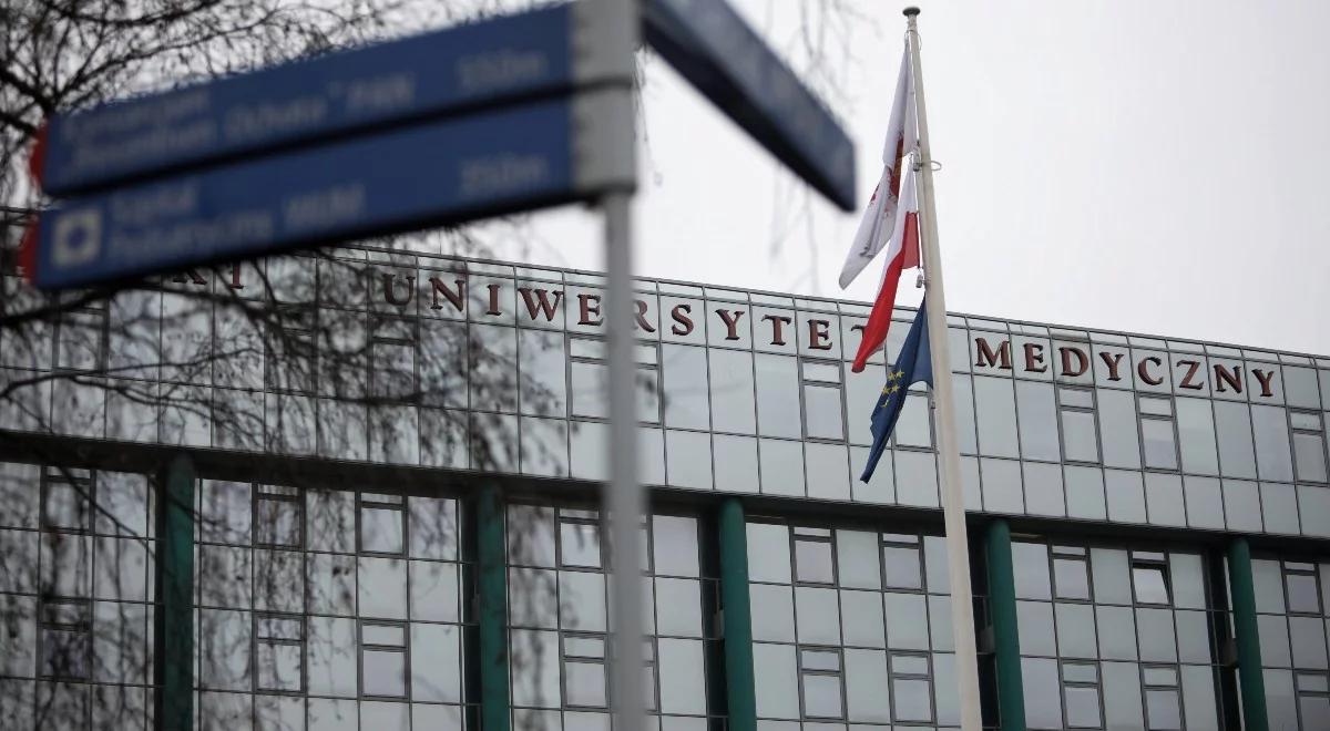 "To patologia". Strzeżek o szczepieniu na WUM celebrytów poza kolejnością