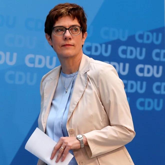 Nową szefową MON Niemiec szefowa CDU, Annegret Kramp-Karrenbauer, "AKK". Niespodziewana decyzja kanclerz Merkel