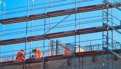 Tata zarabia więcej, a pracodawca wykorzystuje jego sytuację 