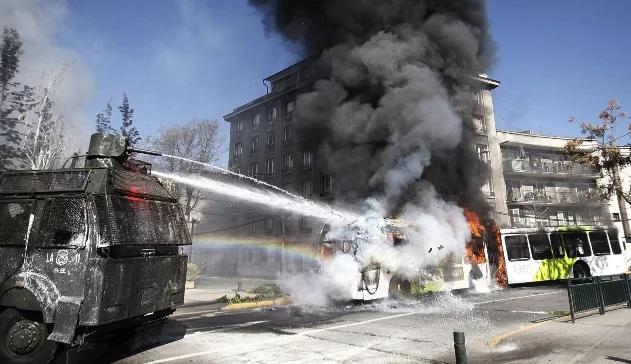 Zamieszki w Chile: 49 rannych policjantów, 75 zatrzymanych