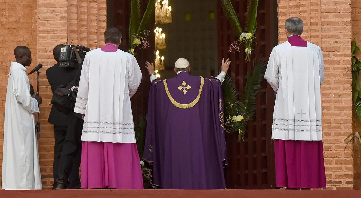 Papież Franciszek otworzył w Bangi Drzwi Święte Roku Miłosierdzia 