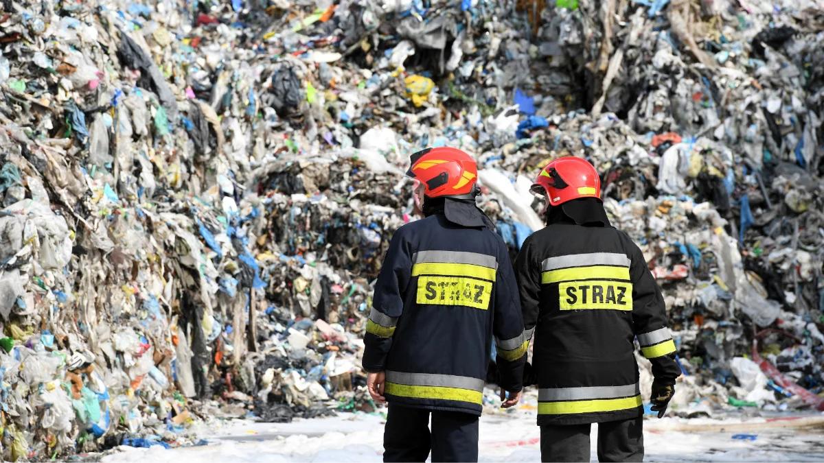 Nawet kilkanaście godzin może potrwać akcja straży pożarnej na wysypisku w Skawinie