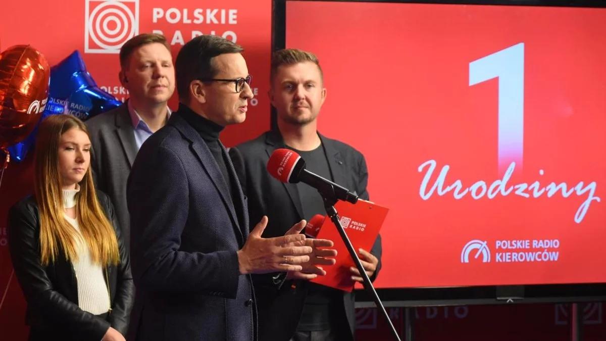 "O kilkaset osób rocznie mniej umiera na drogach". Premier na urodzinach Polskiego Radia Kierowców