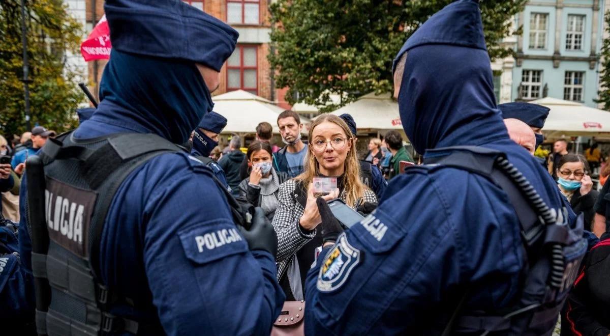 Mandaty, pouczenia, skierowania do sądu. Policjanci pilnują porządku i apelują o rozsądek