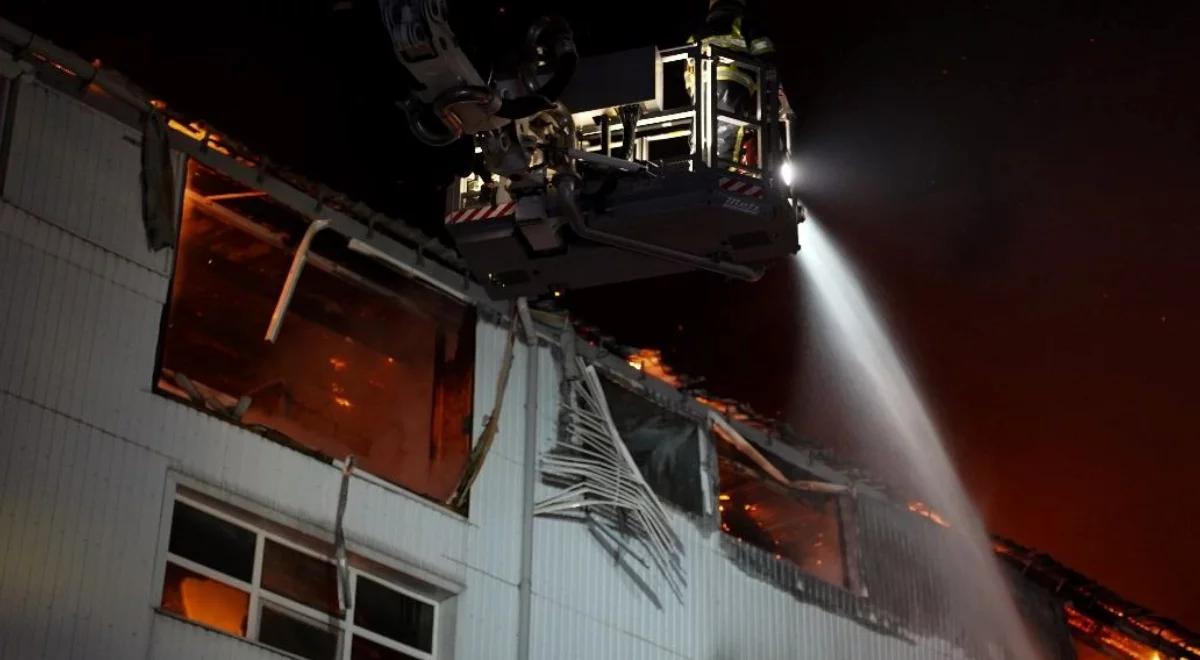 Rój dronów Rosji nad Kijowem. Pożary w wieżowcach, są zabici i ranni