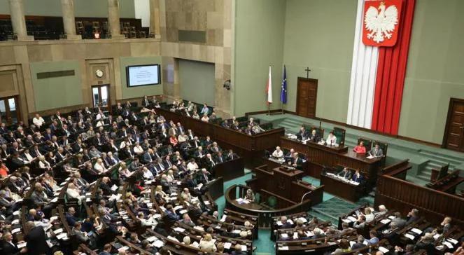 PiS chce zmiany regulaminu Sejmu. Prof. Gliński na mównicy?