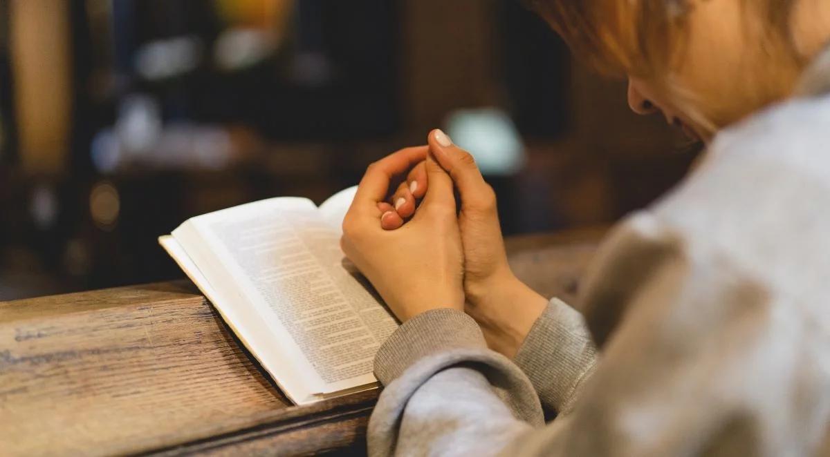 Rozpoczyna się nowenna w intencji ojczyzny. Bp Czaja: modlitwą należy otoczyć przede wszystkim rodziny