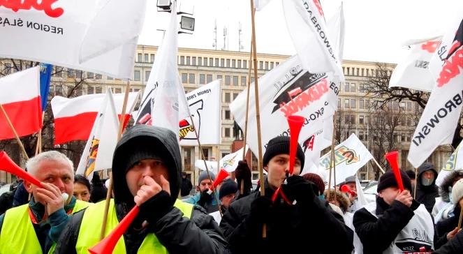 Pikiety w całym kraju. "Chcą, by pracowali do śmierci"