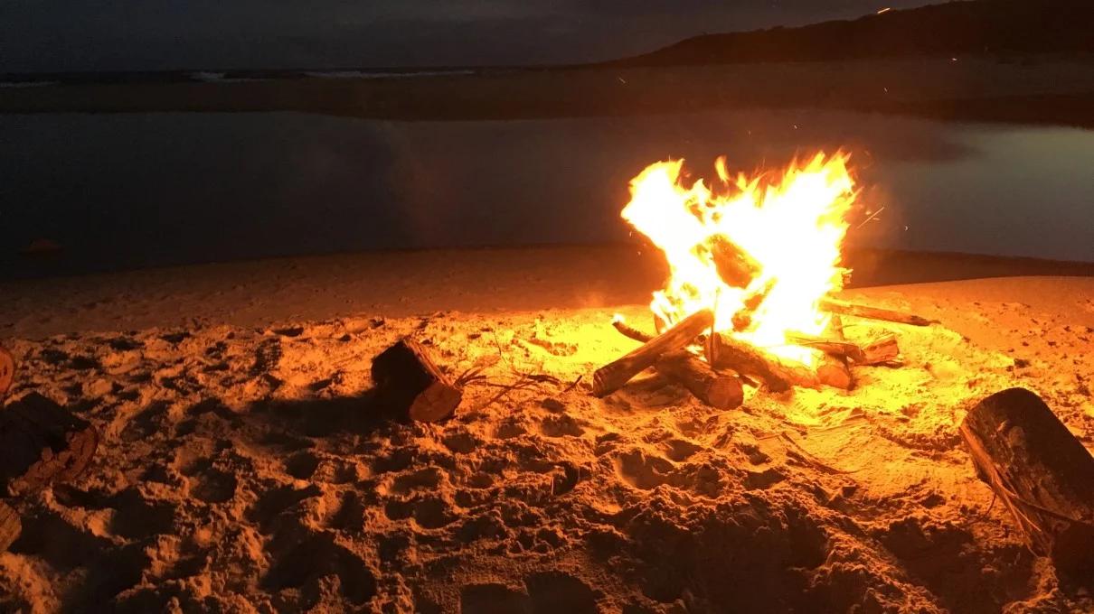 Koniec z zakazem palenia ognisk na plaży?