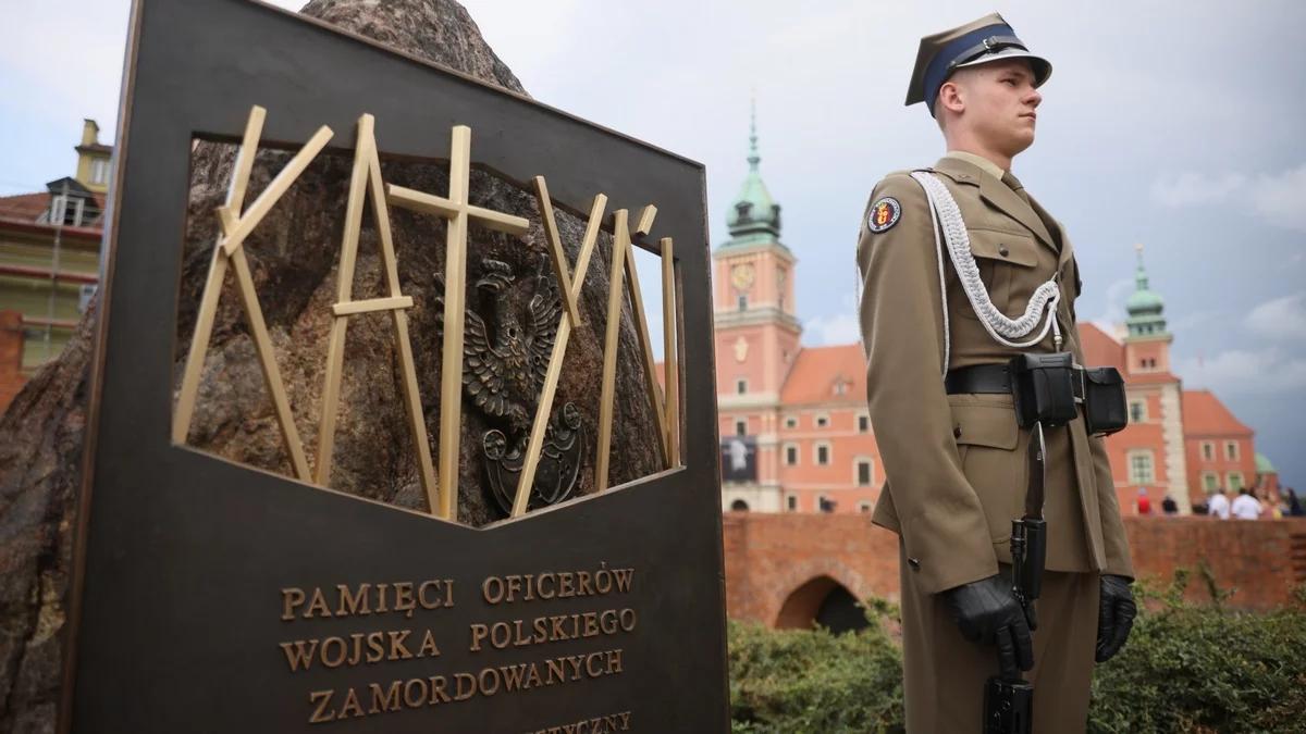 Kamień Katyński wrócił na Plac Zamkowy. Ratusz obiecał dodatkowe tablice