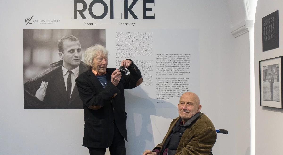 "Powrót do zdjęcia po więcej niż półwieczu". Jarosław Borowiec o wystawie "Rolke. Historie literatury"