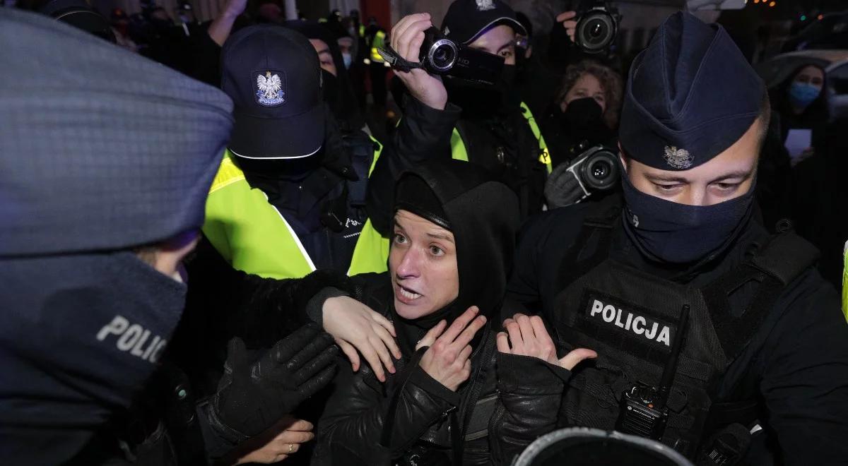 Warszawa: sąd skazał fotoreporterkę "GW" za naruszenie nietykalności cielesnej policjanta