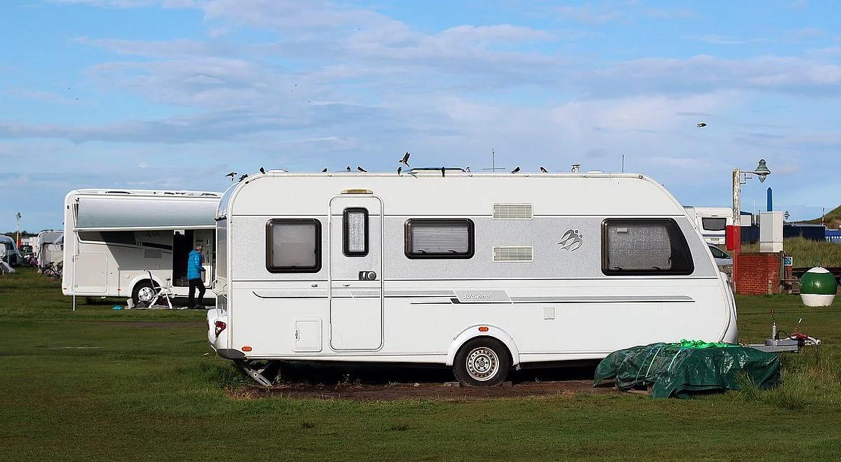 Wypoczynek na campingu z dystansem. Zanim wyjedziesz, sprawdź listę zaleceń 