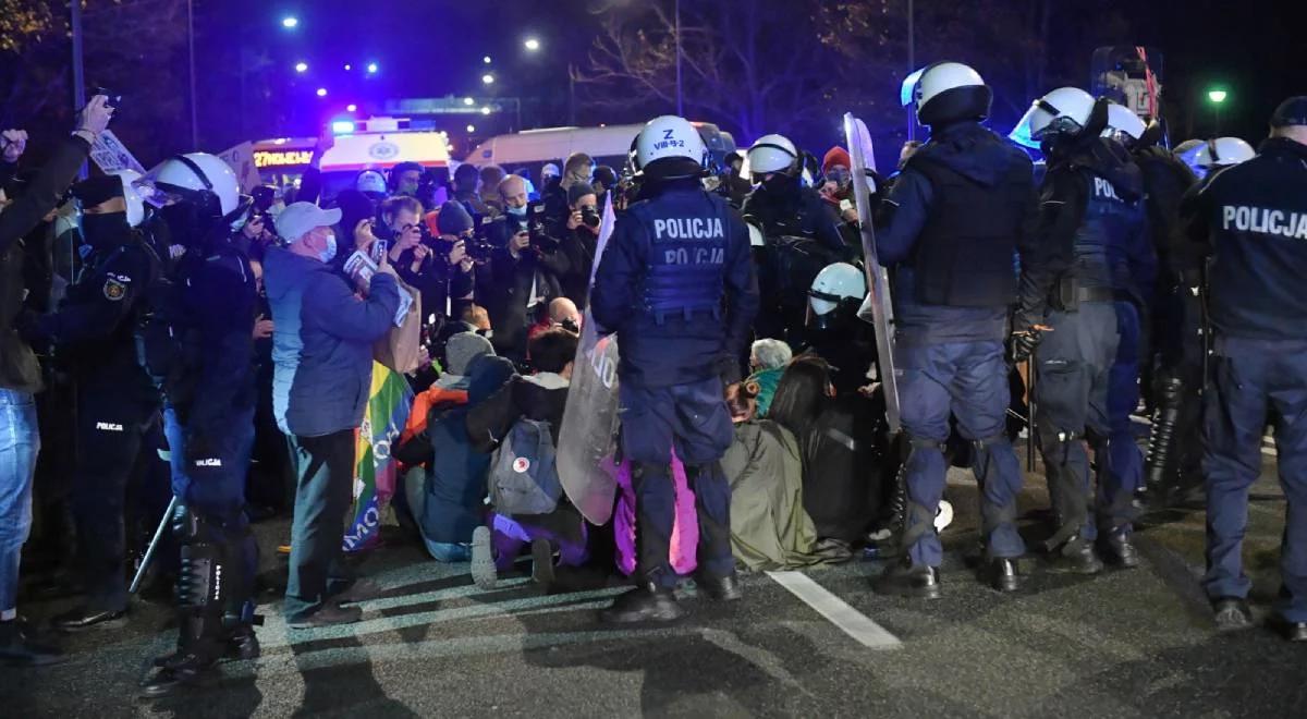 Nielegalny protest Strajku Kobiet w Warszawie. Interweniowała policja