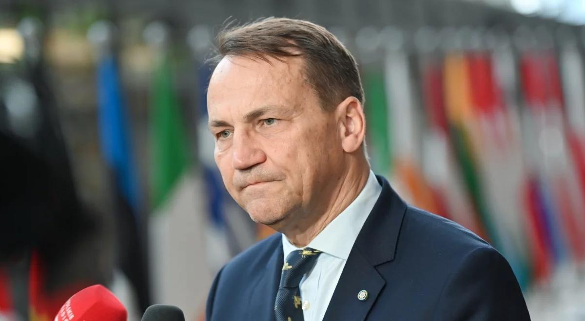 Rosjanie zdewastowali pomnik polskich ofiar w Miednoje. Sikorski reaguje