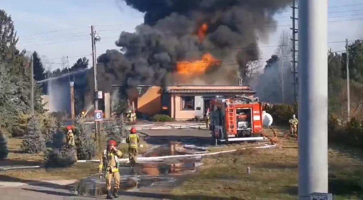 Pożar fabryki niedaleko Zgierza. Dym widać z kilku kilometrów