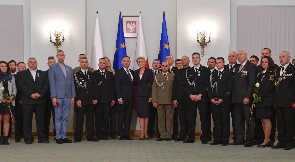 Andrzej Duda wręczył Krzyże Zasługi za Dzielność oraz Medale za Ofiarność i Odwagę