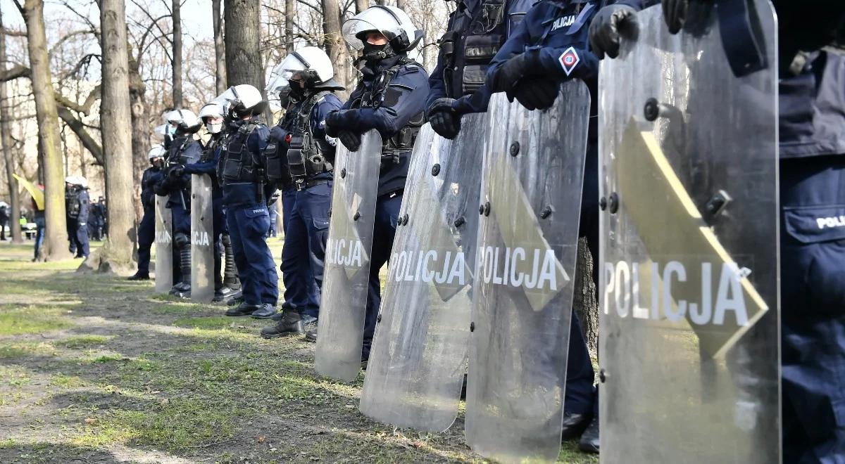 "Zgromadzenie było nielegalne, zatrzymani wyzywali i szarpali policjantów". Rzecznik KGP o wydarzeniach w Głogowie