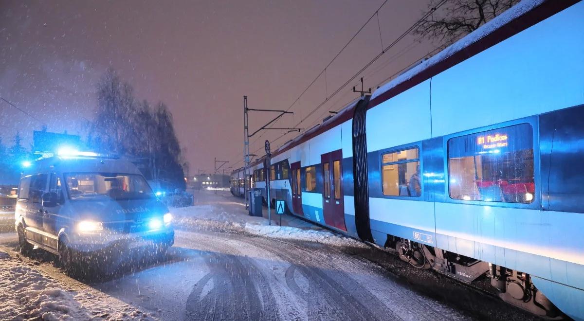 Pociąg WKD zderzył się z autem na przejeździe. Troje dzieci w szpitalu