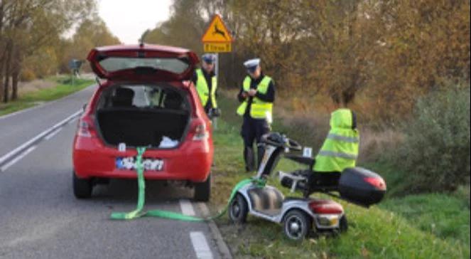 Tragiczny wypadek na Mazowszu. Nie żyje mężczyzna, który spadł z holowanego wózka inwalidzkiego