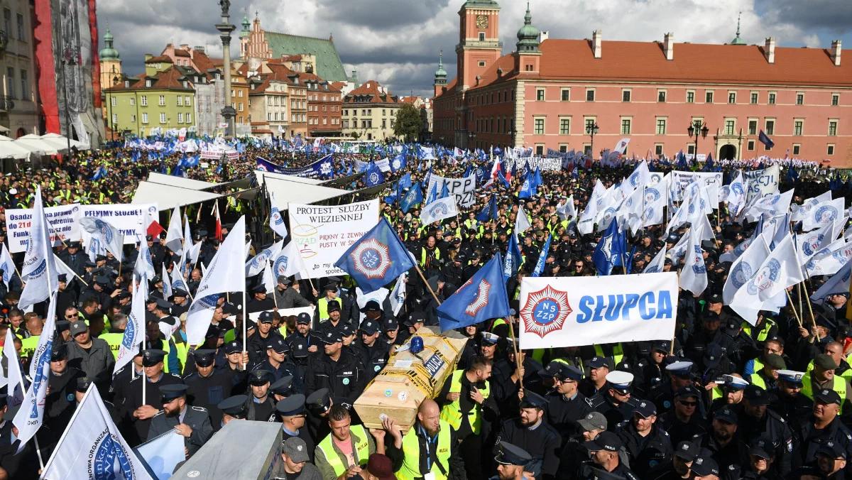 Służby mundurowe demonstrują na ulicach Warszawy. Domagają się m.in. podwyżek