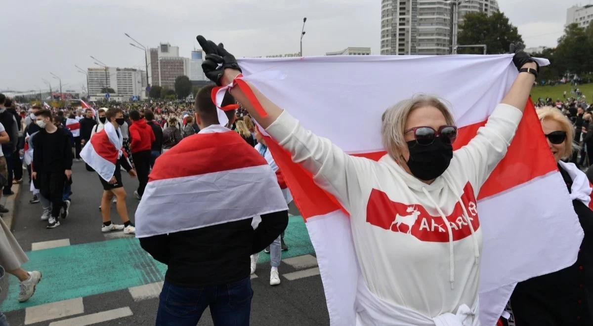 "Nie zważają na chłód i deszcz". Protest 50 tys. Białorusinów przeciwko rządom Łukaszenki