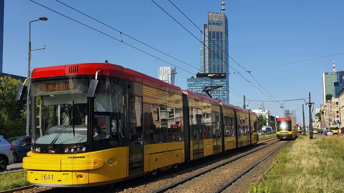 Komunikacyjny paraliż w centrum Warszawy. Przywrócone kursowanie tramwajów