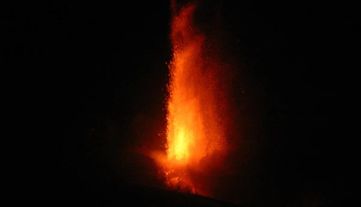 Etna wciąż aktywna. Wulkaniczne widowisko przyciąga turystów