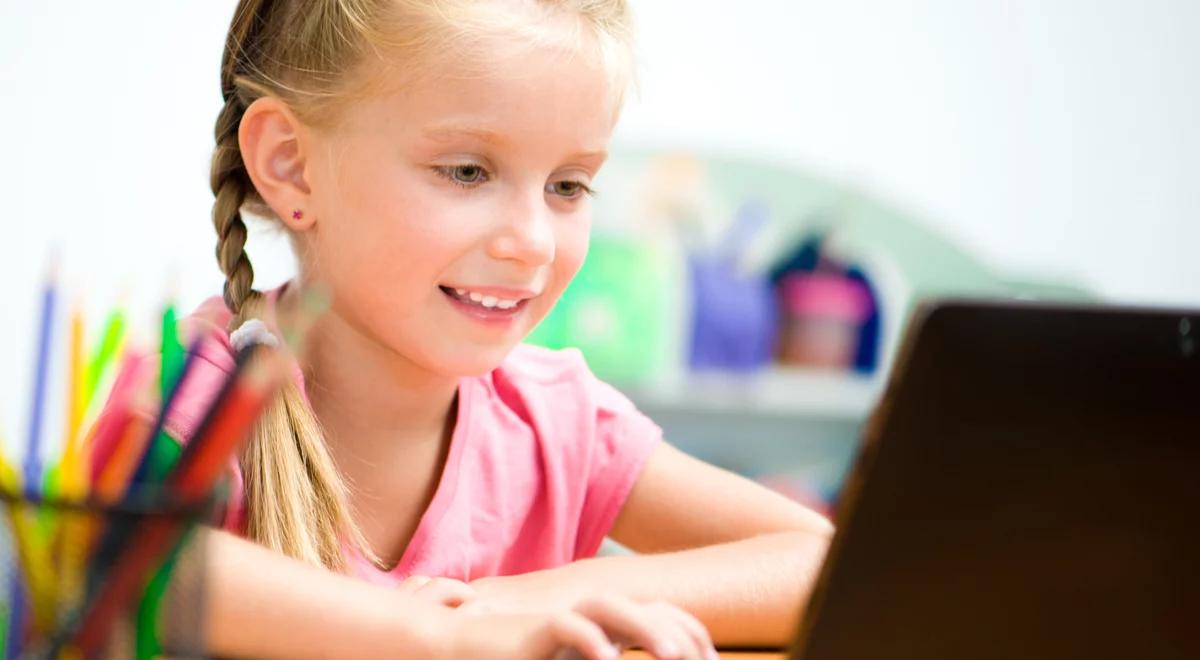E-podręczniki, platformy. MEN zachęca nauczycieli do pomagania uczniom online