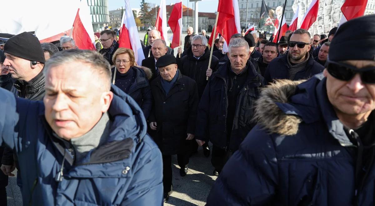 Miesięcznica smoleńska. Awantura i przepychanki przed pomnikiem [WIDEO]