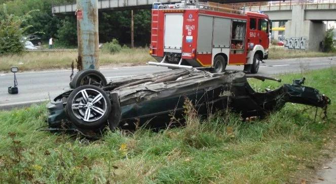 Rozpędzone BMW rozpadło się na słupie. Trzy ofiary