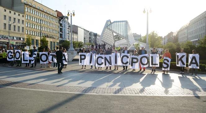 Piknik na Golgocie dzieli