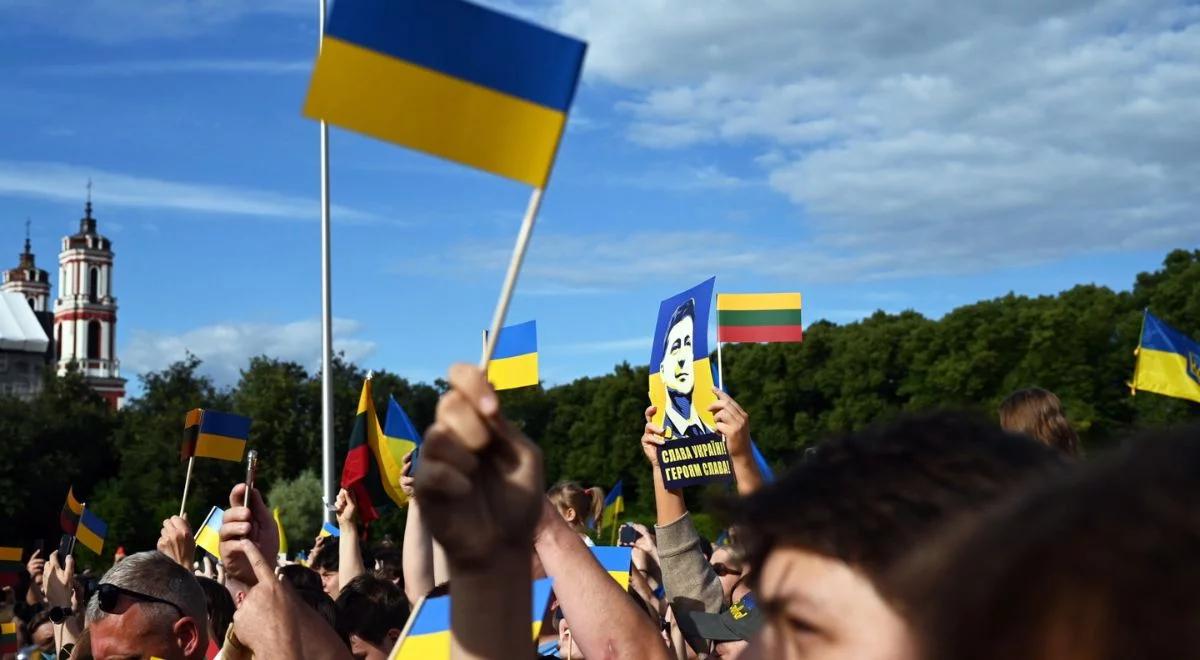 "Chwała Ukrainie, bohaterom chwała". Wilno ustrojone tysiącami flag i plakatów