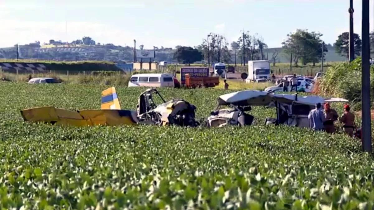 Tragedia na drodze. Samolot runął na ludzi w aucie
