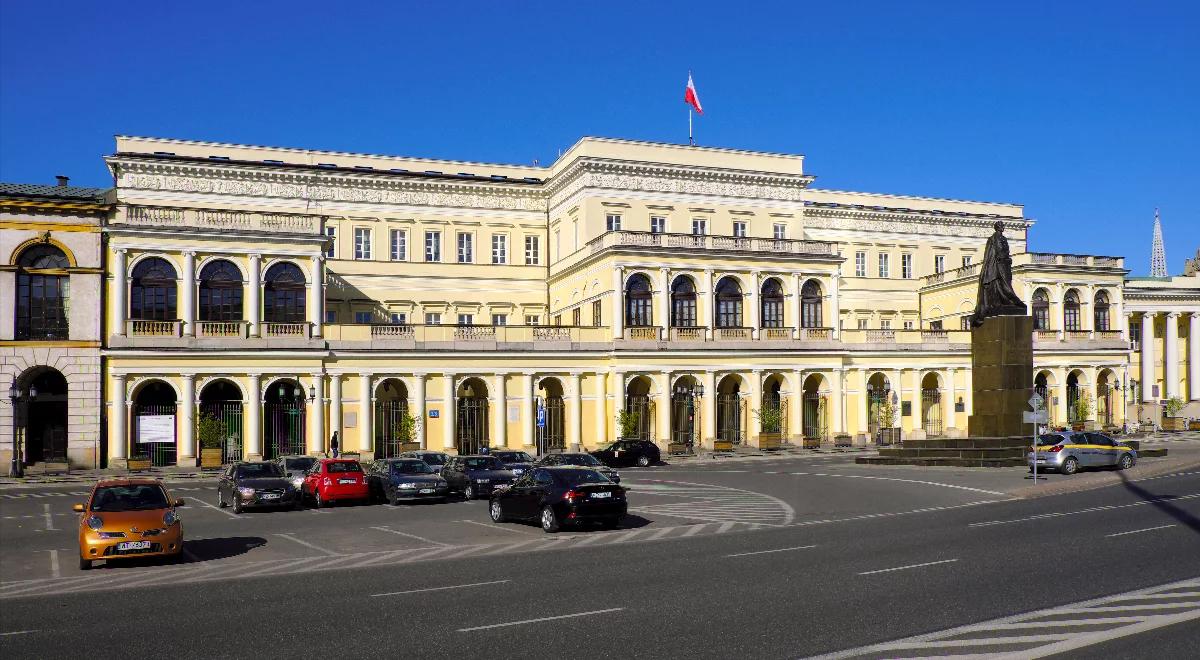 Gigantyczne dochody urzędników w Warszawie. Zarabiają więcej niż ministrowie