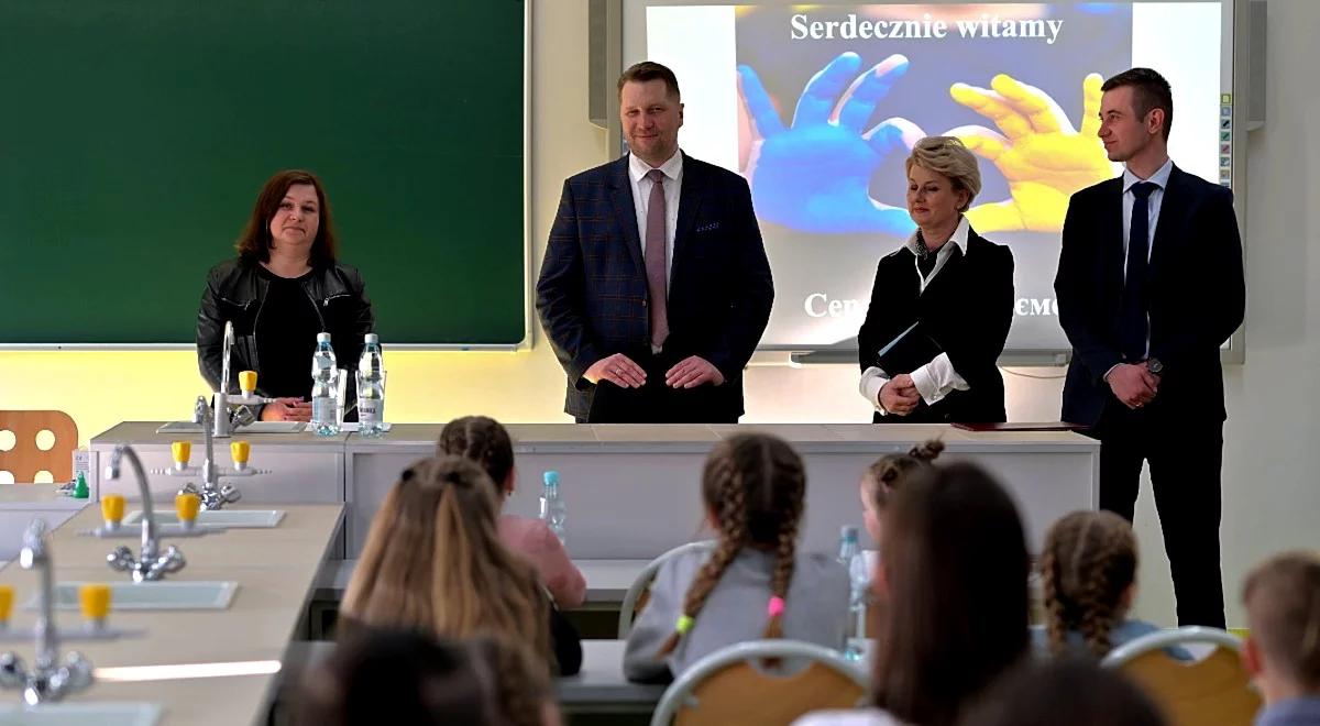 Polskie szkoły przyjęły już 130 tys. ukraińskich uczniów. Przemysław Czarnek z wizytą w jednej z nich